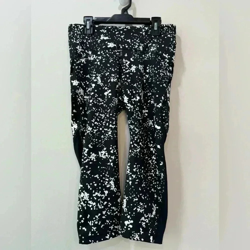 UnderArmour Black and White Print Compression Capri Leggings - Size M & XS